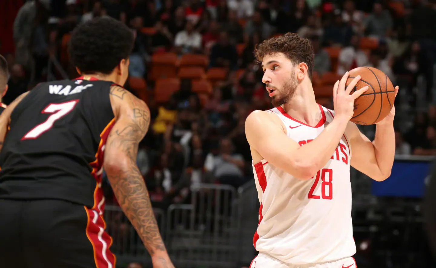 开云体育官网-关键时刻迈阿密热火备战中超，单刀错失细节曝光，底气十足，资深球员宣示担当(央视记者直击洛杉矶冲突现场)